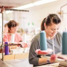 WOJOER produziert hochwertig auf deutschem Qualitätsniveau lokal in Sachsen. deutsche Näherei, made in Germany, fair und lokal in Handarbeit. WOJOER ist fair, das Team einmalig familiär.