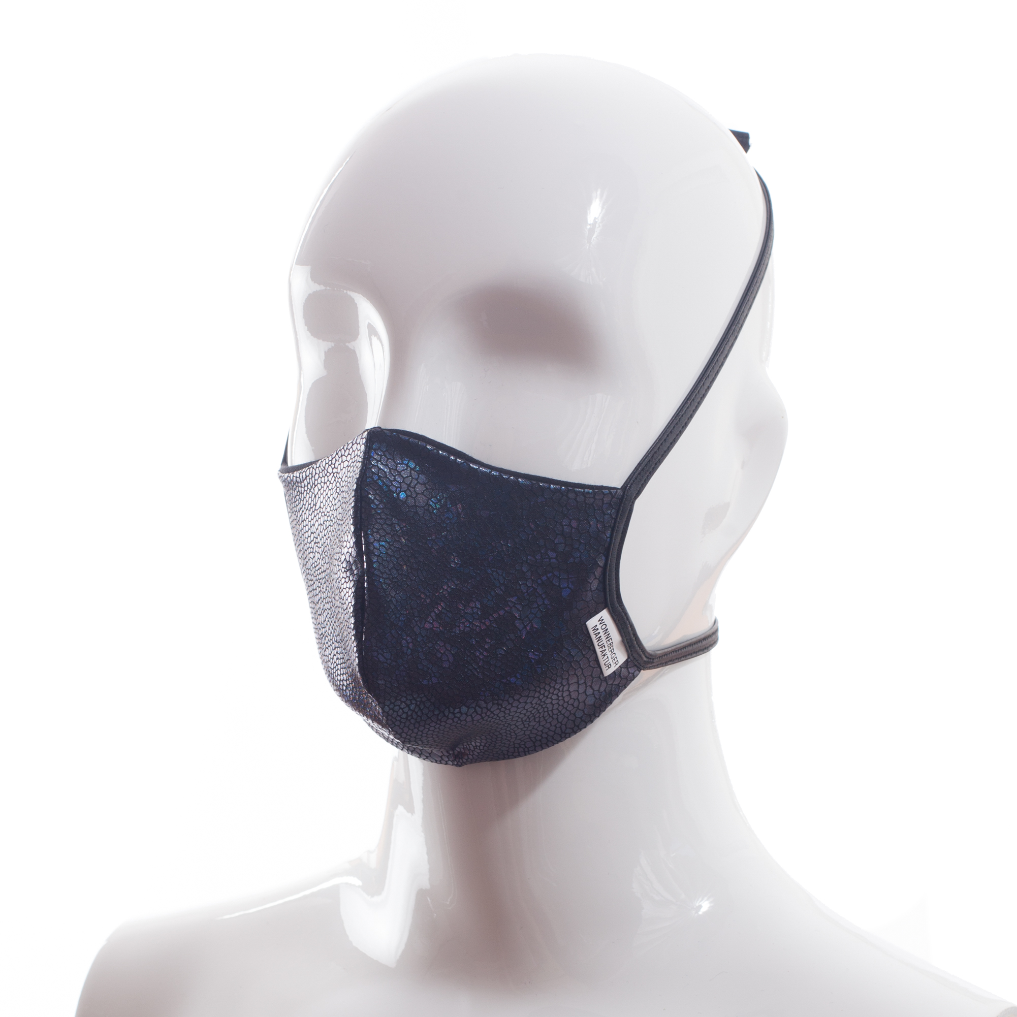 Die Baumwoll-Polyester Mund-Nasen Maske BWPM4 von der Wonneberger Manufaktur ist eine textile Behelfsmaske, kein zertifizierter Mundschutz.

Sie schützt nur bedingt vor Ansteckung. Ihr eigentlicher Zweck ist es, den Atem des Trägers zu filtern und dadurch seine Umgebung zu schützen.

Daher muss die…