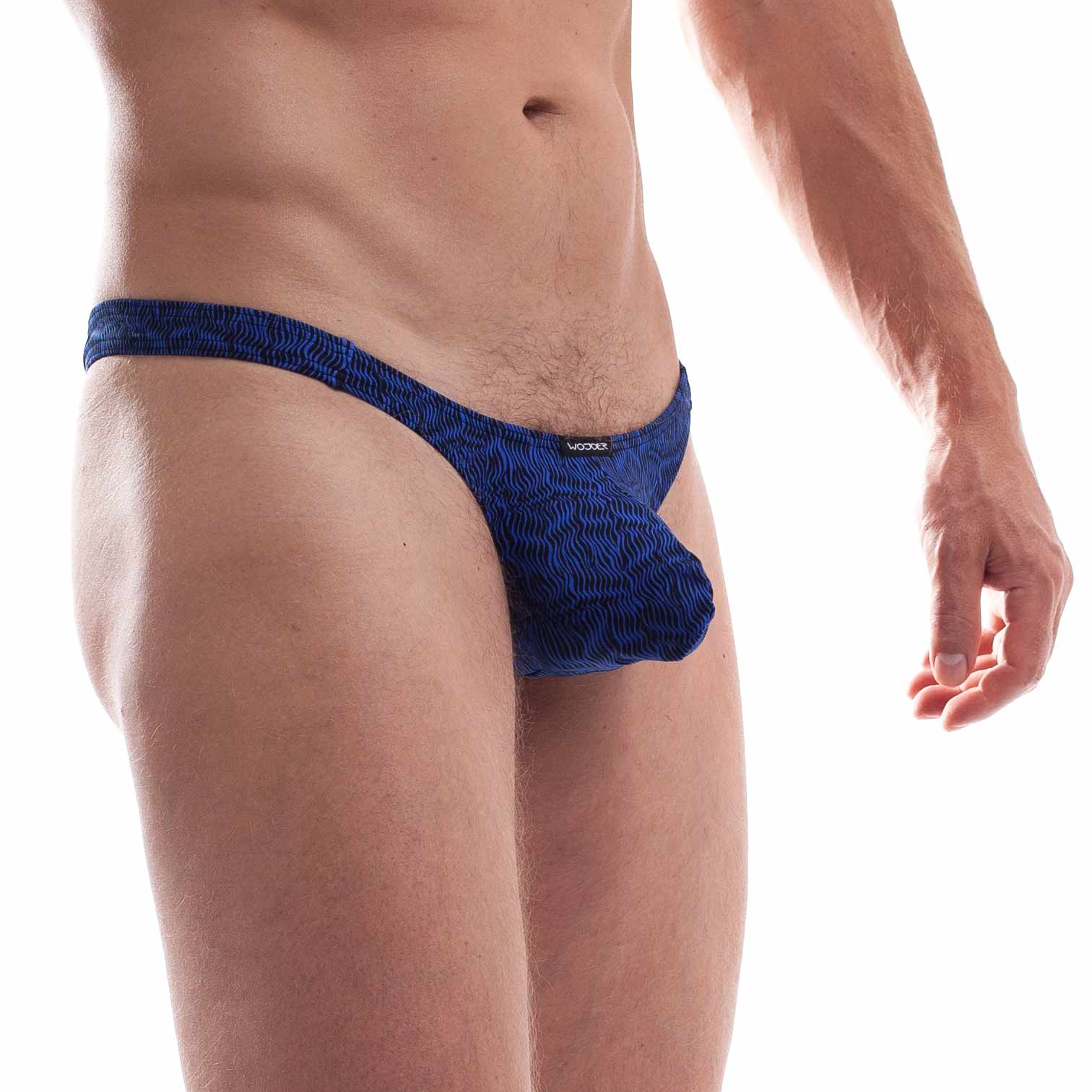 Diesen blauen Mini Push String gibt’s nur in limitierter Auflage – ONLYFORME!
BADESTRING – sexy Männerstring, Mini Push String
Du willst einen knall engen, super knappen Bade Push String, maßgeschneidert für Deinen Adonis-Körper? Dann bist du bei WOJOER genau an der richtigen…