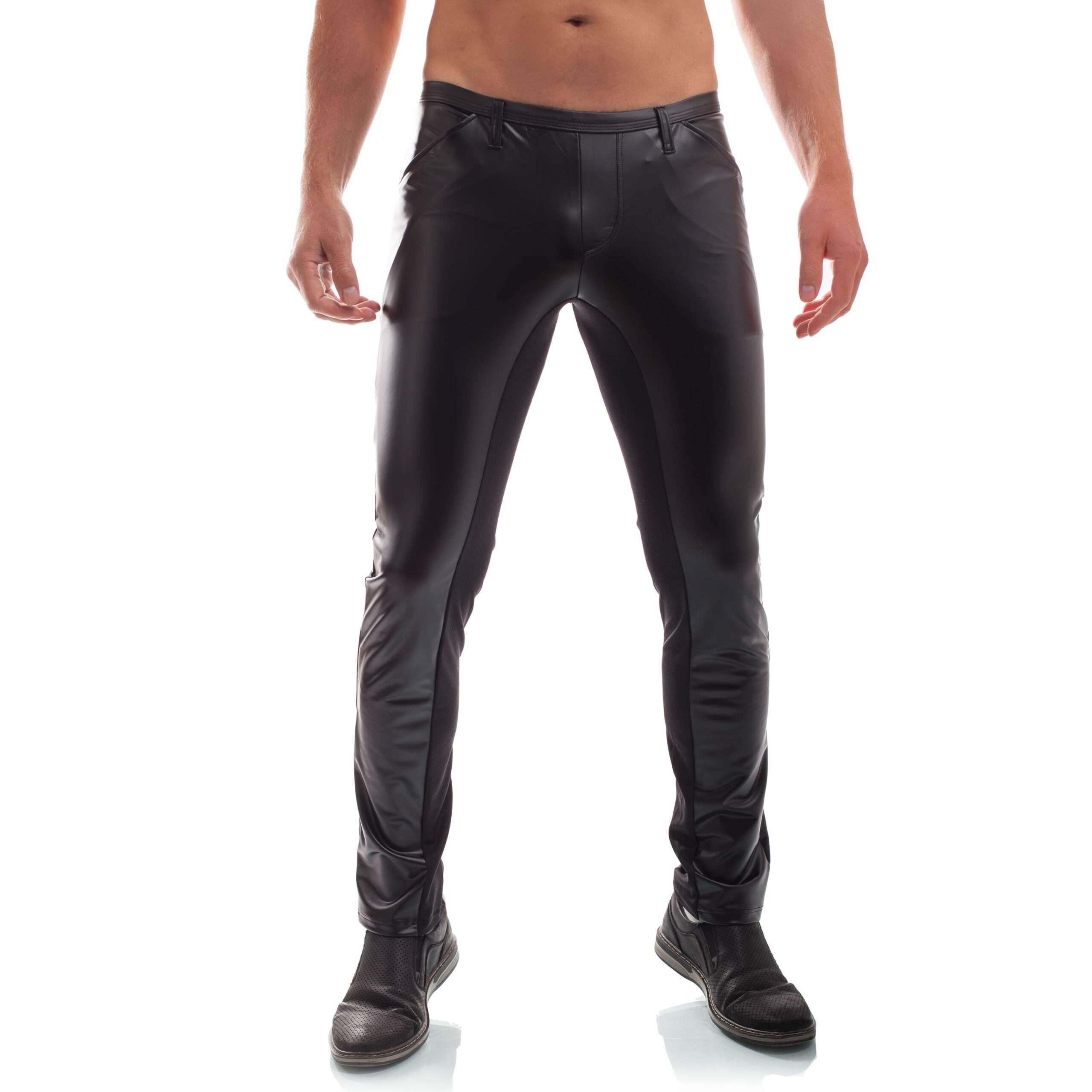 Leather Look Hose – 4-Pocket Hose für lange Club-Nächte
Glossy außen. Coolmax innen. Second Skin am Körper.

Diese Hose spielt mit der Optik einer klassischen Kunstlederhose und dem Tragegefühl einer Leggings. Eng, glänzend und körperbetont – mit funktionalem COOLMAX®-Innenstreifen für ein überraschend…
