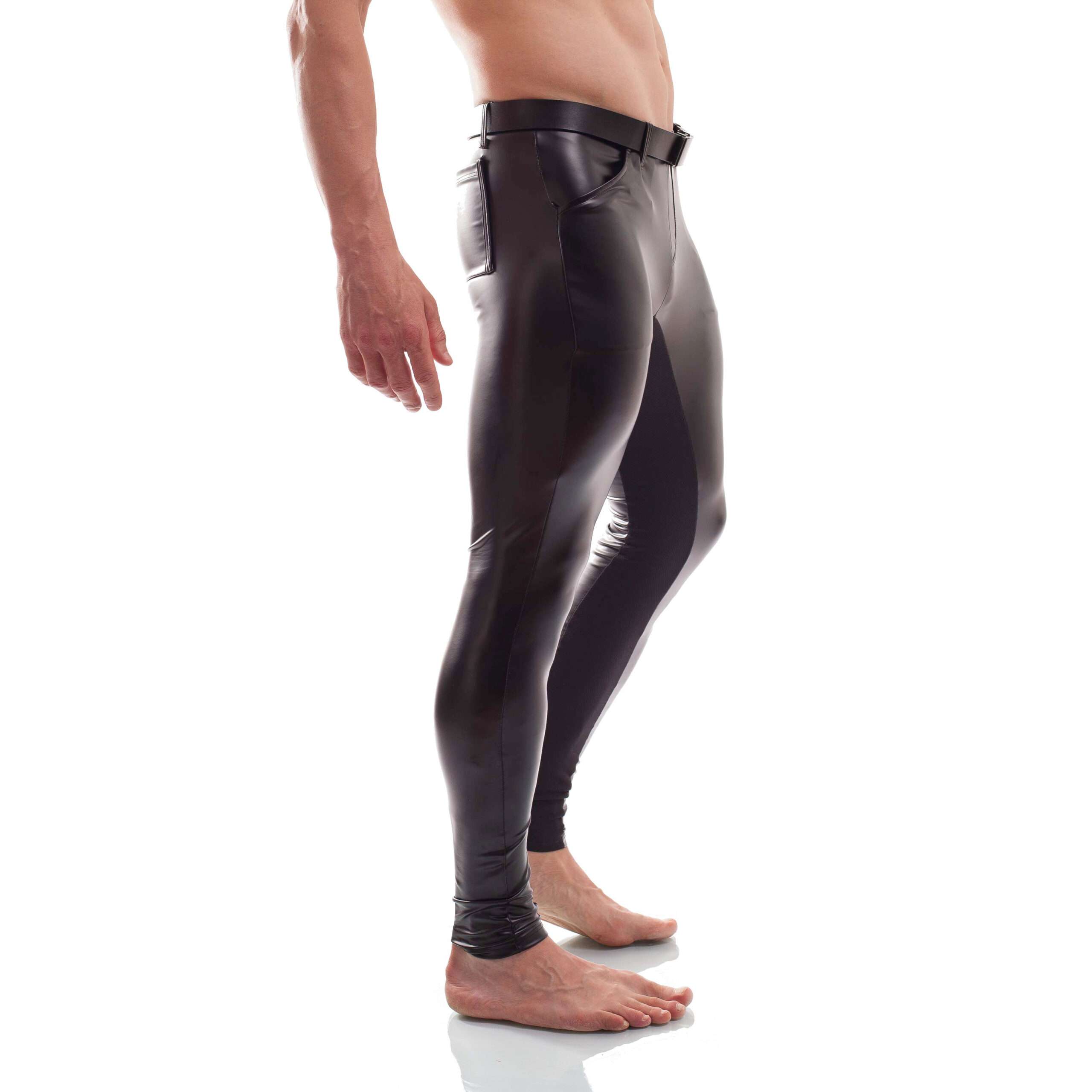 Leather-Like Leggings – 5-Pocket Cut für lange Club-Nächte
Glossy außen. COOLMAX® innen. Second Skin am Körper.

Diese Hose spielt mit der Optik einer klassischen Kunstlederhose und dem Tragegefühl einer Second-Skin-Leggings. Eng, glänzend und körperbewusst – mit einem funktionalen COOLMAX®-Innenstreifen an den Beinen…